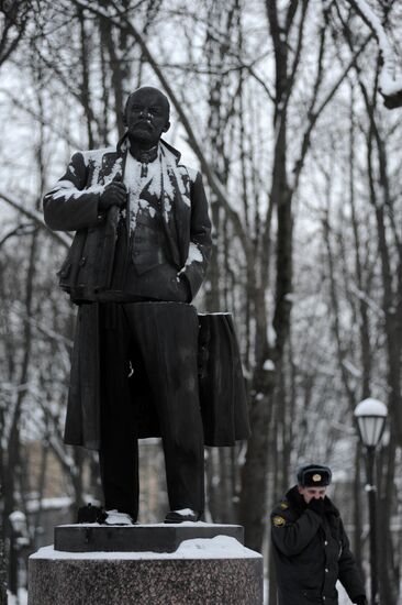 Monument to Lenin blown up in St. Petersburg suburb