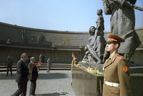 Flowers for the defenders of Leningrad