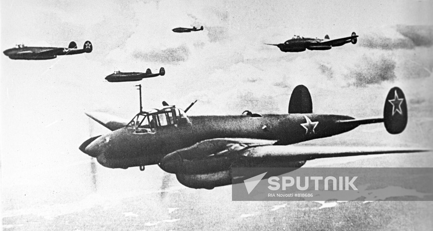 Dive bombers "Pe-2" in flight
