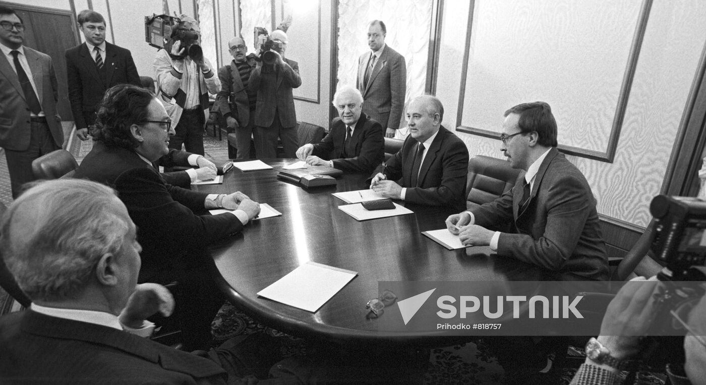 Mikhail Gorbachev and Gianni De Michelis