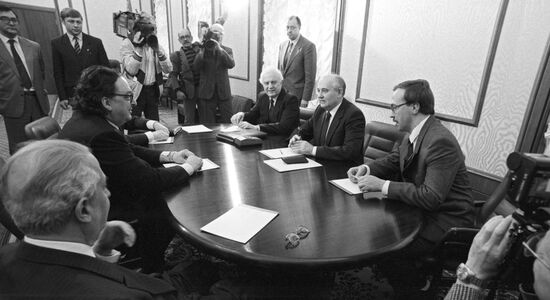 Mikhail Gorbachev and Gianni De Michelis