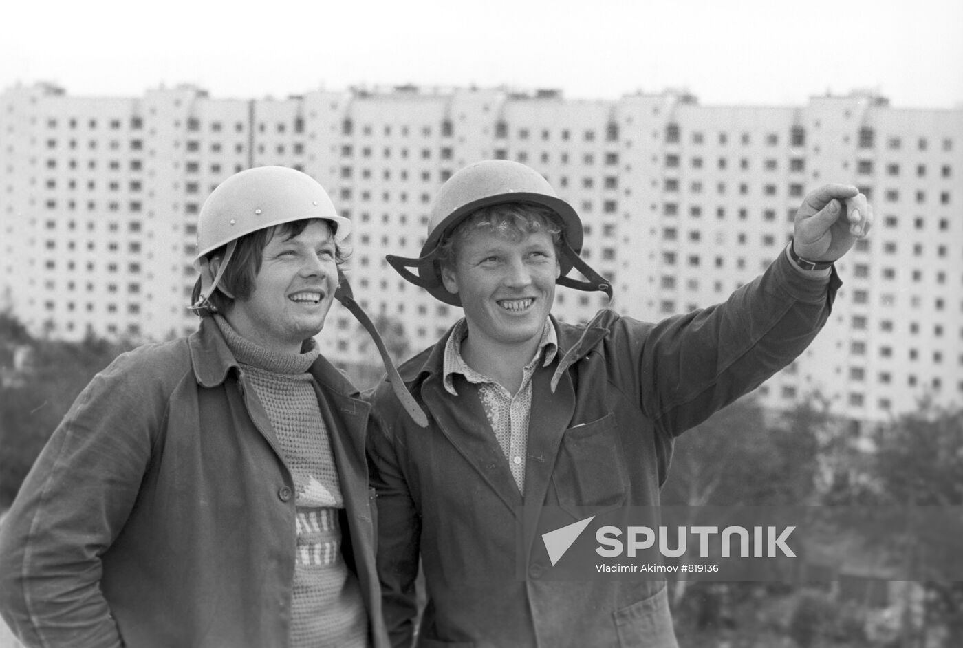 Workers Ye. Zharkov and N. Nikiforov