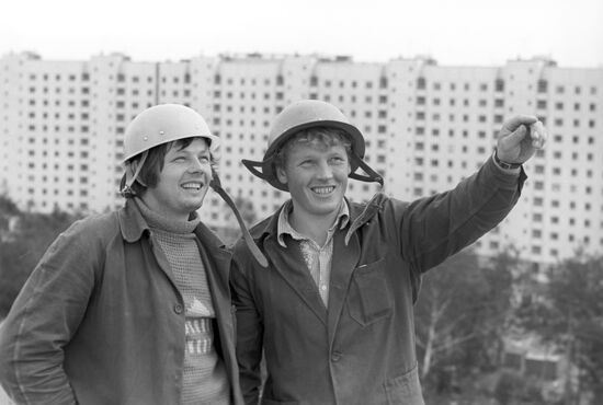 Workers Ye. Zharkov and N. Nikiforov