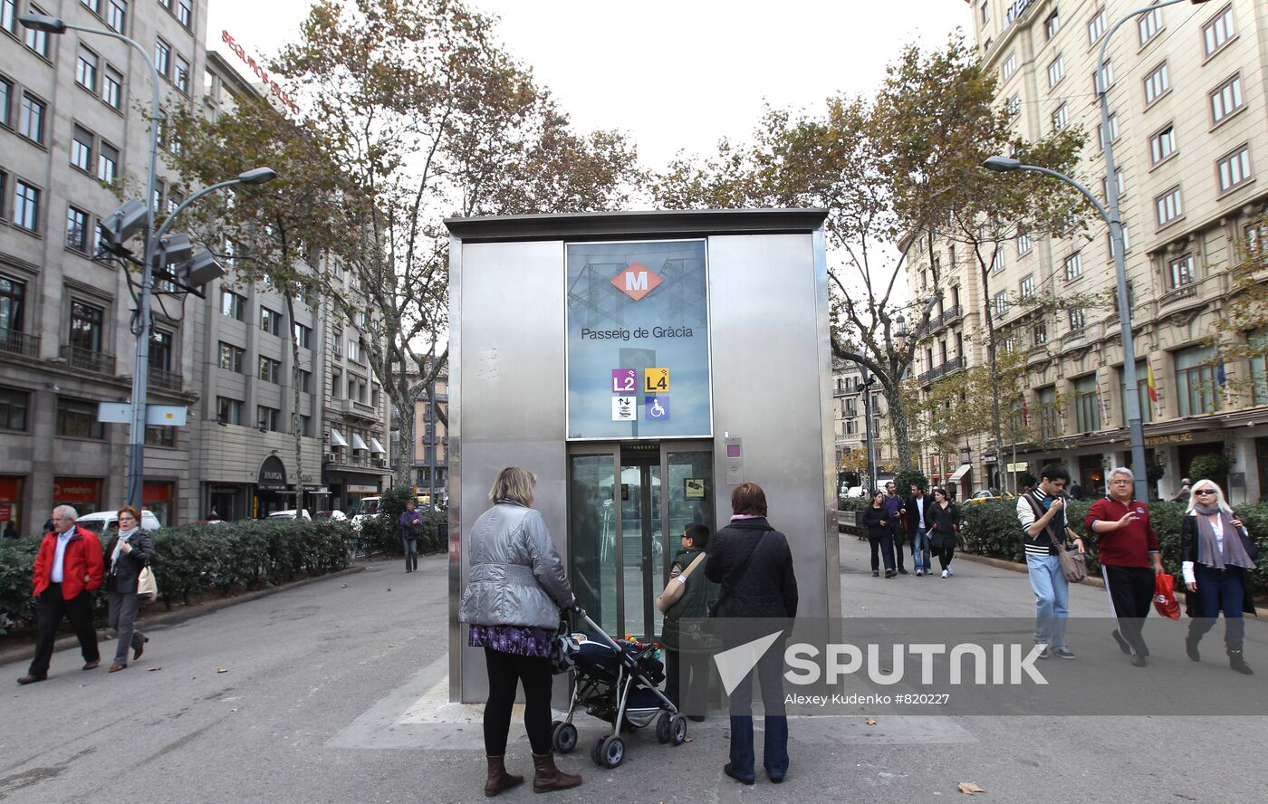 Entrance to metro station on Passeig de Gràcia
