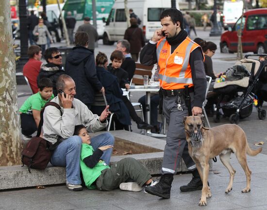 Policeman with dog on Plaça de Catalunya