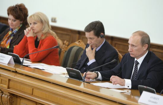 Vladimir Putin and Francois Fillon attend a meeting