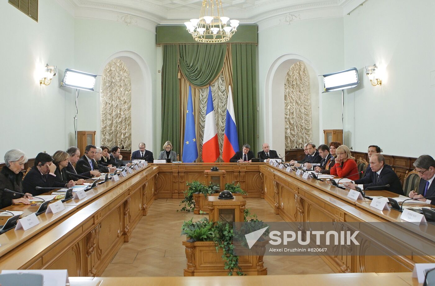 Vladimir Putin, Francois Fillon take part in a meeting