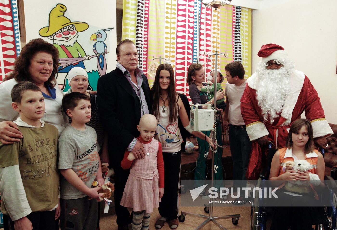 Mickey Rourke visits hospital No.31 in St. Petersburg