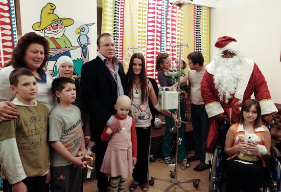 Mickey Rourke visits hospital No.31 in St. Petersburg