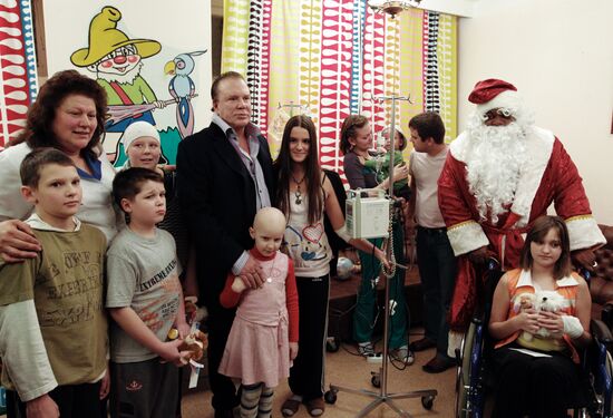 Mickey Rourke visits hospital No.31 in St. Petersburg