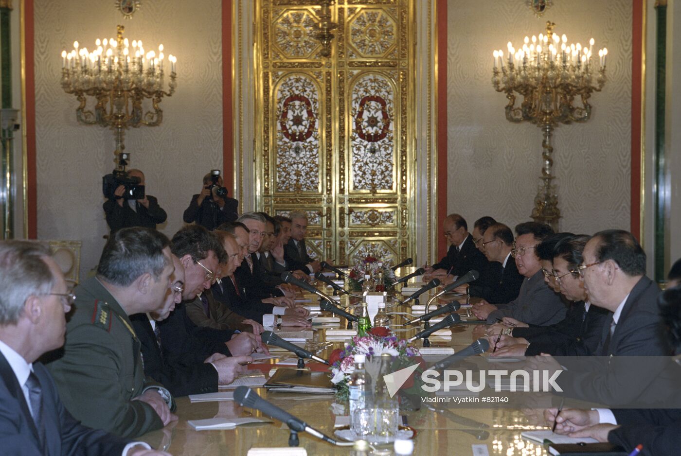 Kim Jong-il visits Russia