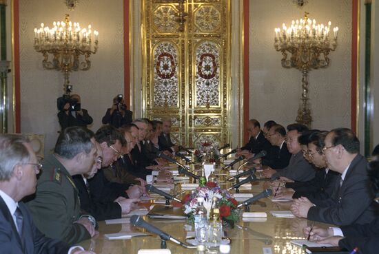 Kim Jong-il visits Russia