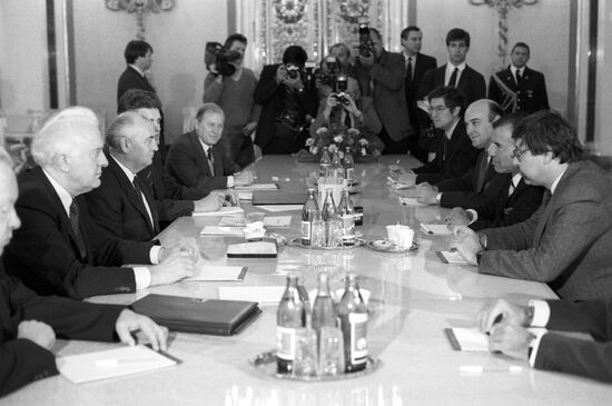 Visit of the Argentina President Carlos Menem to the USSR