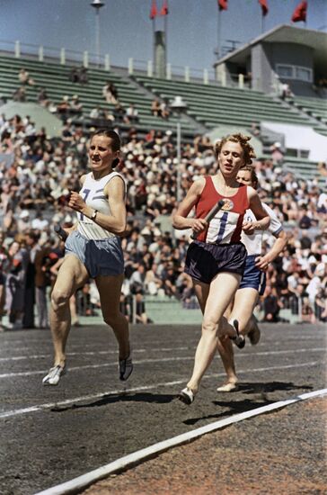 Nina Otkolenko finishes relay