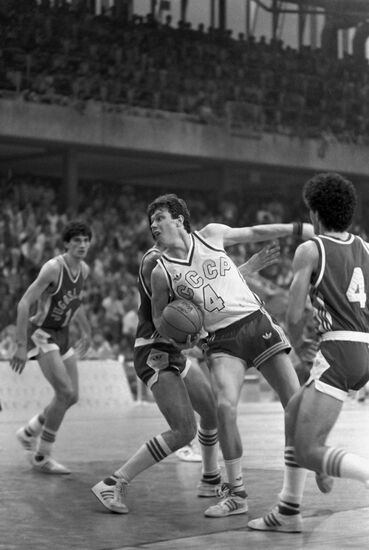 Alexander Volkov passing ball