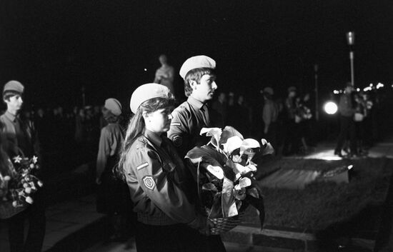 Laying wreaths, Mound of Immortality