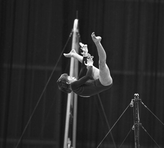 Exercise in uneven bars
