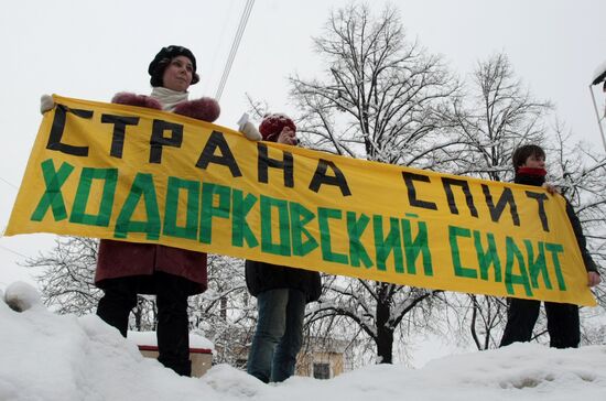Meeting in defense of Khodorkovsky, Lebedev in St. Petersburg