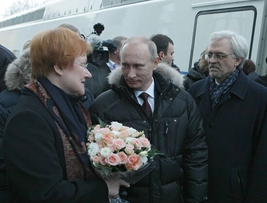Vladimir Putin meets Finland's President Tarja Halonen in Vyborg