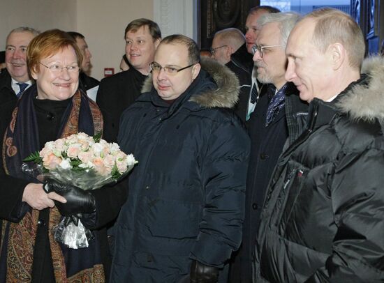 Vladimir Putin meets Finland's President Tarja Halonen in Vyborg