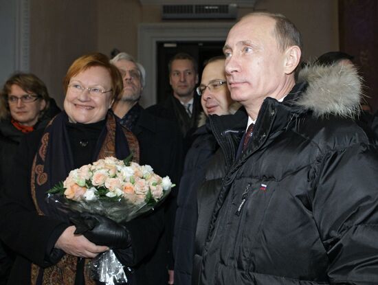 Vladimir Putin meets Finland's President Tarja Halonen in Vyborg