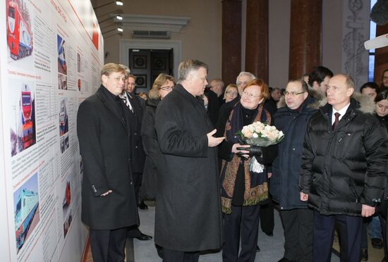 Vladimir Putin meets Finland's President Tarja Halonen in Vyborg