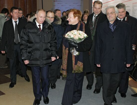 Vladimir Putin meets Finland's President Tarja Halonen in Vyborg