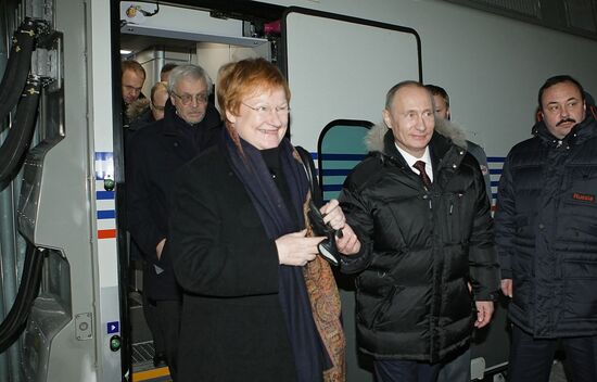 V. Putin, T. Halonen arrive in St. Petersburg by Allegro train