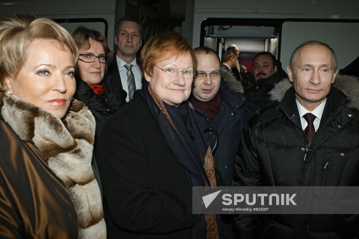 V. Putin, T. Halonen arrive in St. Petersburg by Allegro train