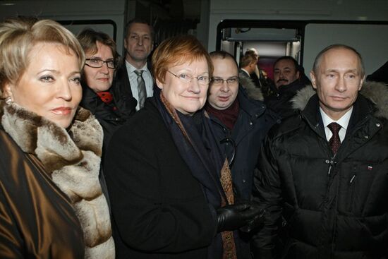 V. Putin, T. Halonen arrive in St. Petersburg by Allegro train