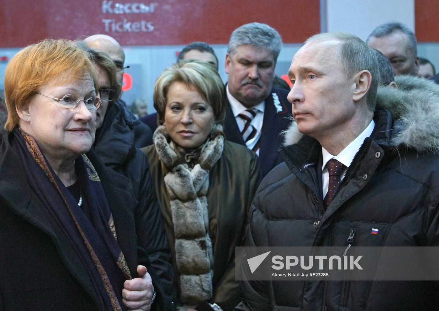 Vladimir Putin, Tarja Halonen arrive in Vyborg by Allegro train