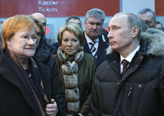 Vladimir Putin, Tarja Halonen arrive in Vyborg by Allegro train
