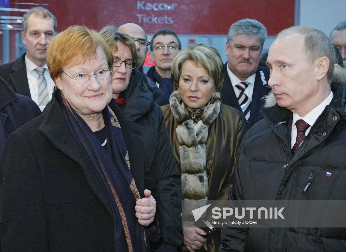 V. Putin, T. Halonen arrive in St. Petersburg by Allegro train