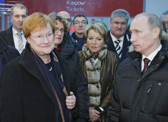 V. Putin, T. Halonen arrive in St. Petersburg by Allegro train