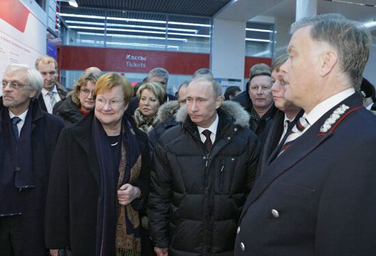 V. Putin, T. Halonen arrive in St. Petersburg by Allegro train