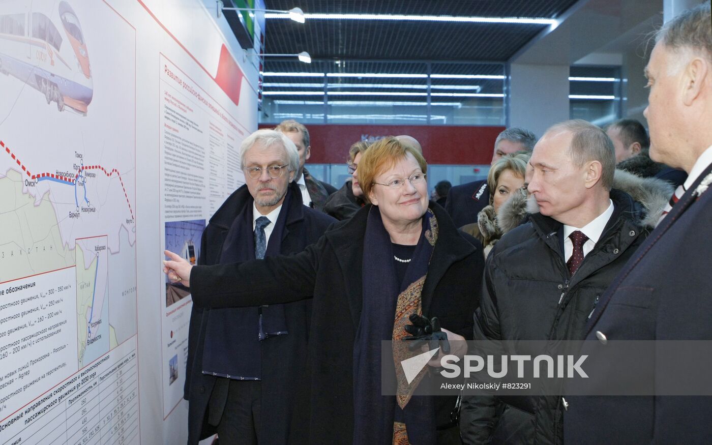 V. Putin, T. Halonen arrive in St. Petersburg by Allegro train