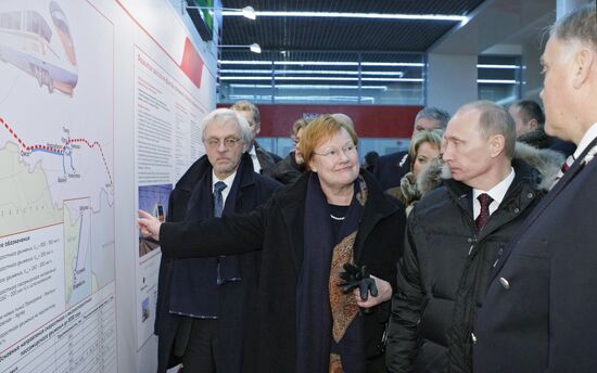 V. Putin, T. Halonen arrive in St. Petersburg by Allegro train