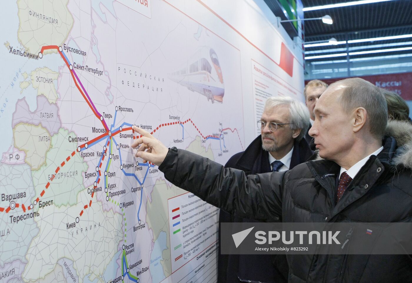 V. Putin, T. Halonen arrive in St. Petersburg by Allegro train
