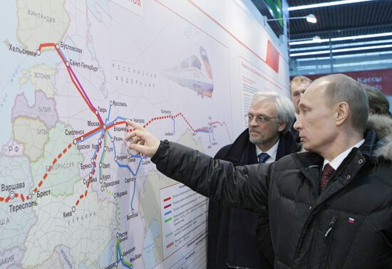 V. Putin, T. Halonen arrive in St. Petersburg by Allegro train