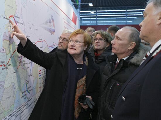 V. Putin, T. Halonen arrive in St. Petersburg by Allegro train