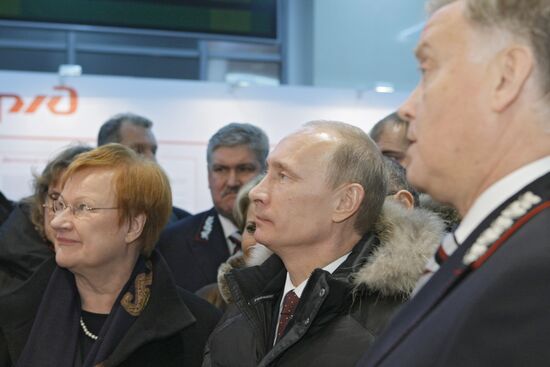 V. Putin, T. Halonen arrive in St. Petersburg by Allegro train