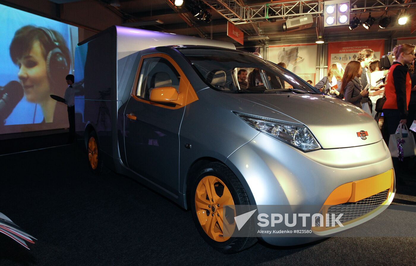Hybrid car shown to journalists, Moscow
