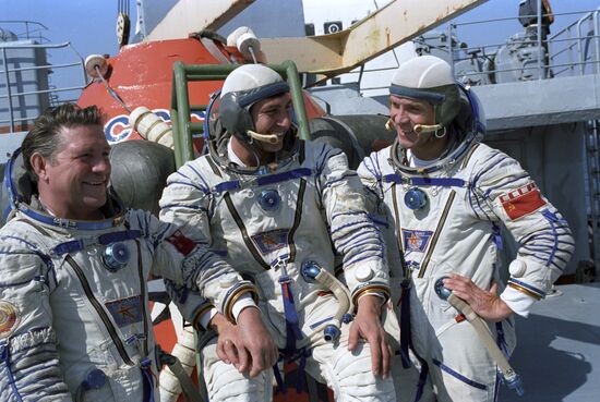 Sotuz TM-5 crew
