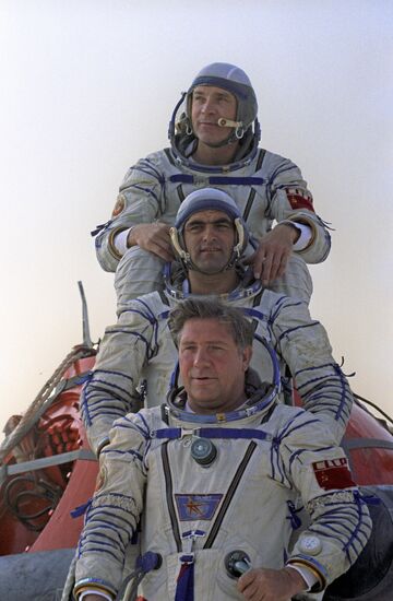 Sotuz TM-5 crew
