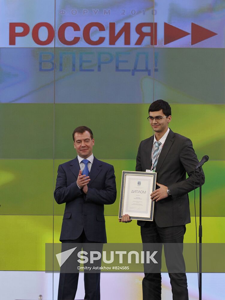 Dmitry Medvedev visits Skolkovo Innovation Center
