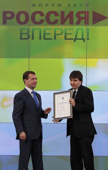 Dmitry Medvedev visits Skolkovo Innovation Center