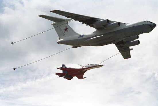 Mid-air refuelling