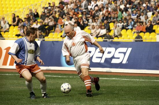 Yury Luzhkov dribbles ball