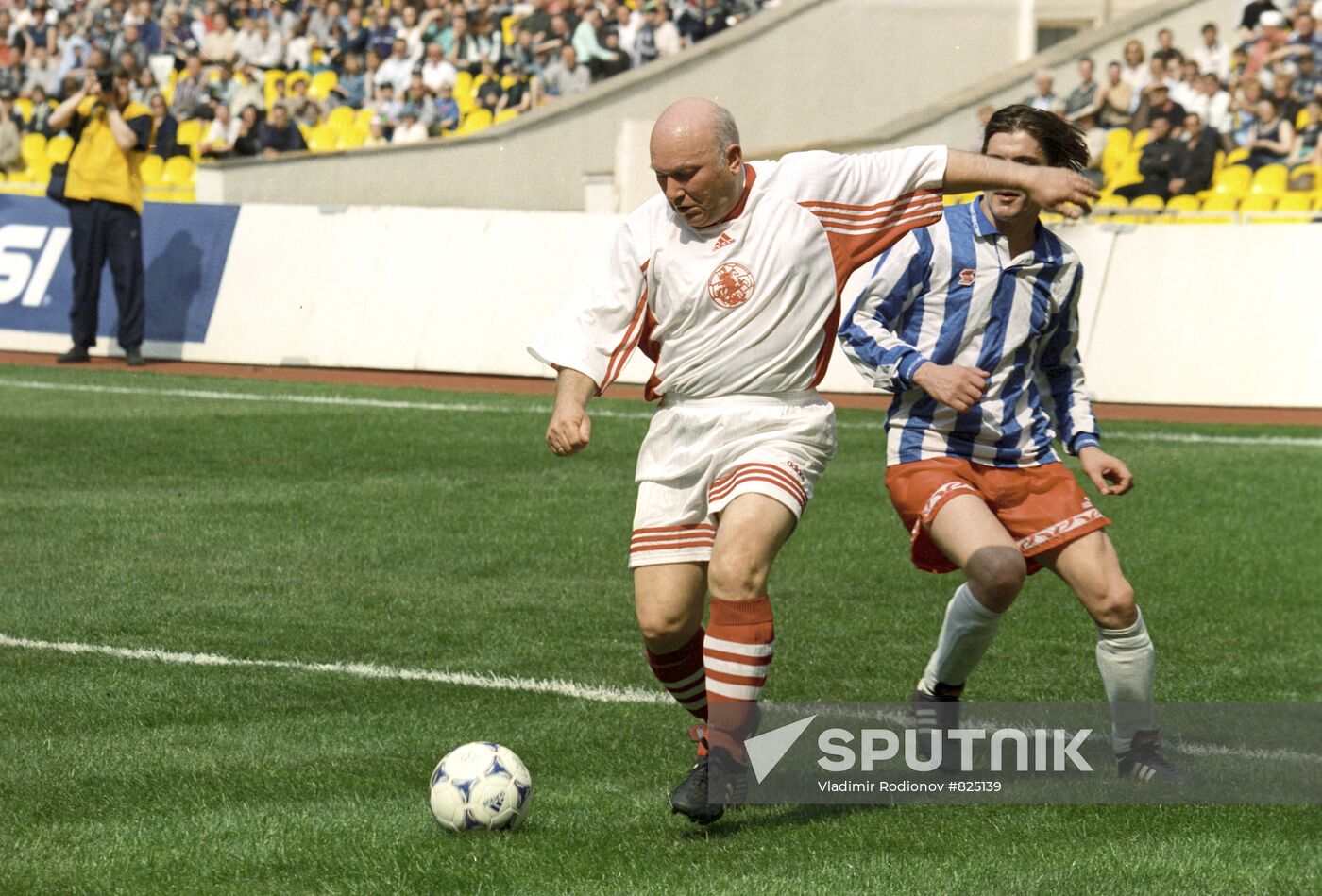 Yury Luzhkov dribbles ball