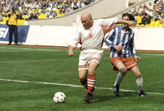 Yury Luzhkov dribbles ball